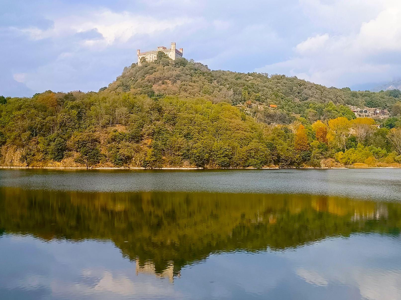 Laghi-di-Ivrea-il-castello-di-Montalto-Dora